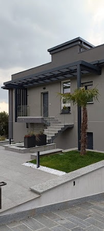 Scala da esterno e parapetti per edificio moderno