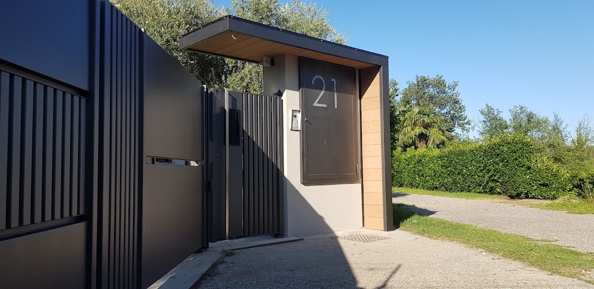 Ingresso villa con cancello automatico e recinzione