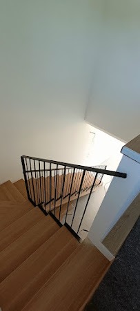 Scala in legno con ringhiera in metallo nero Amsa