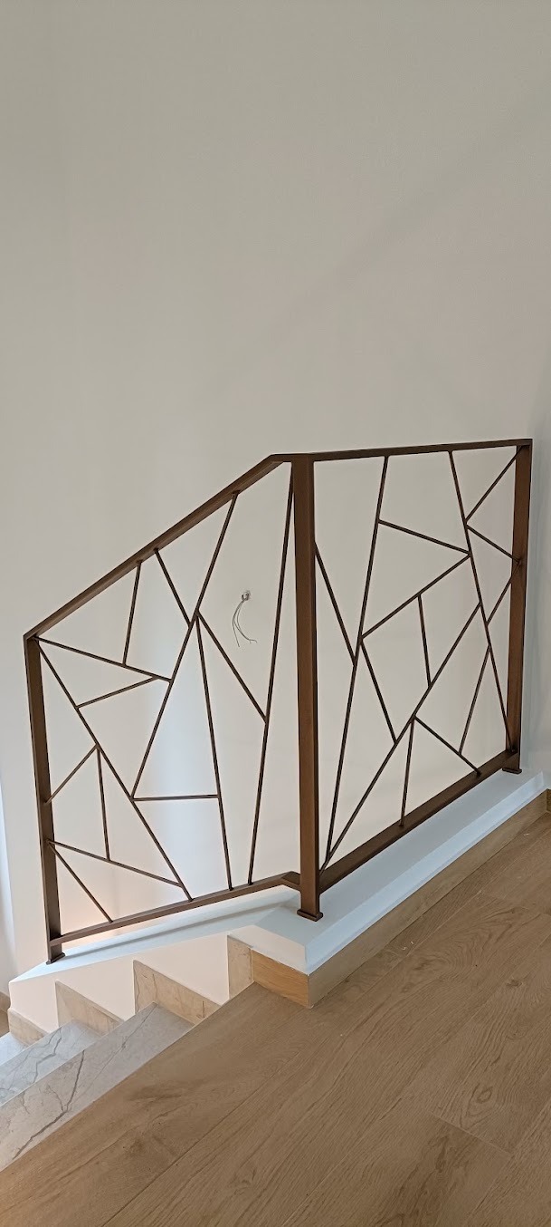 Ringhiera artistica per scala con motivo geometrico